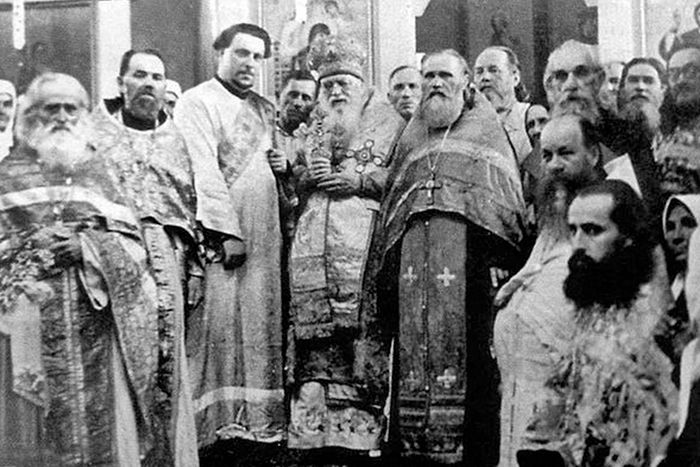 Архиепископ Лука в Свято-Троицком соборе с клиром. Симферополь. 1953 г.