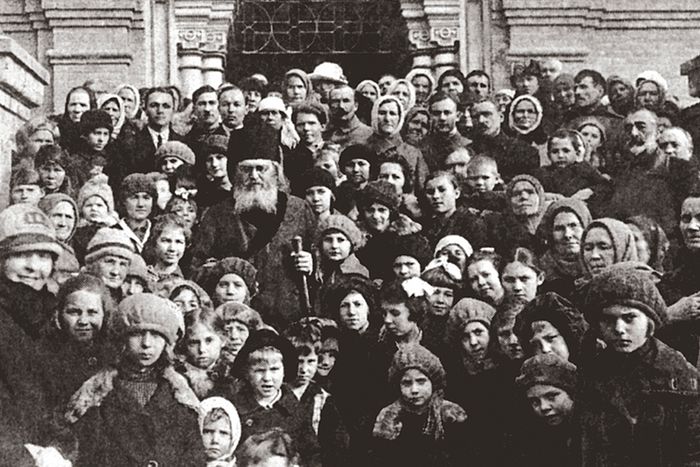 Епископ Лука в окружении паствы. Ташкент, 1936 г.