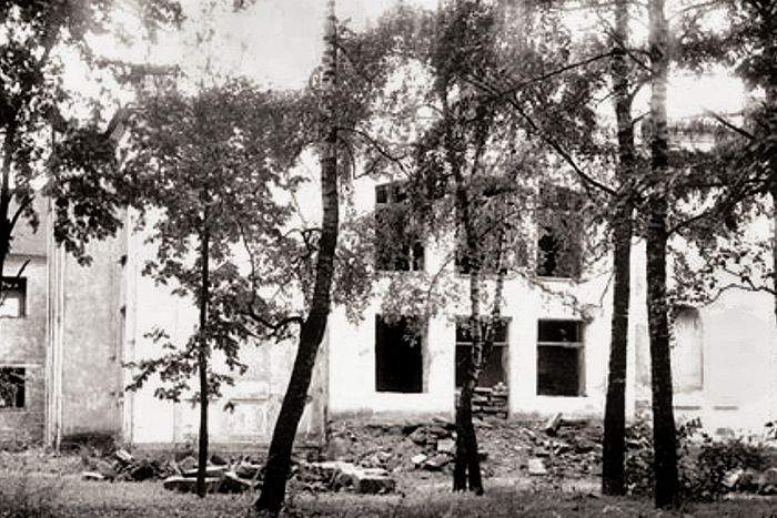 Покровский храм, перестроенный в 1930-е годы под школу