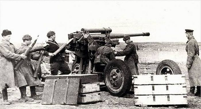 Расчёт 85-мм зенитного орудия