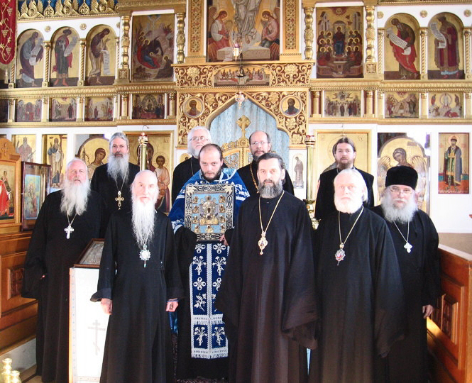 Участники переговорного процесса. В руках о. Серафима Курская-Коренная икона Божией Матери