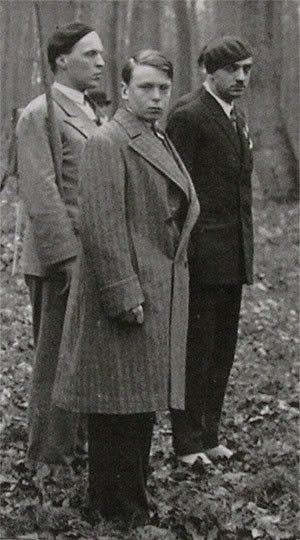 Великий князь Владимир Кириллович и А.Л. Казем-Бек принимают парад младороссов в лесу Фуркё. Декабрь 1930 г.