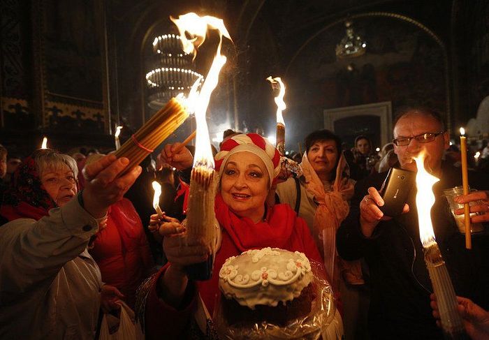 Ukrainian Orthodox worshipers light candles from the Holy Fire brought from Jerusalem in St. Volodymyr Cathedral during the April 15 ceremony of the Holy Fire in Kiev, Ukraine. Photo: AP/Sergei Chuzavkov