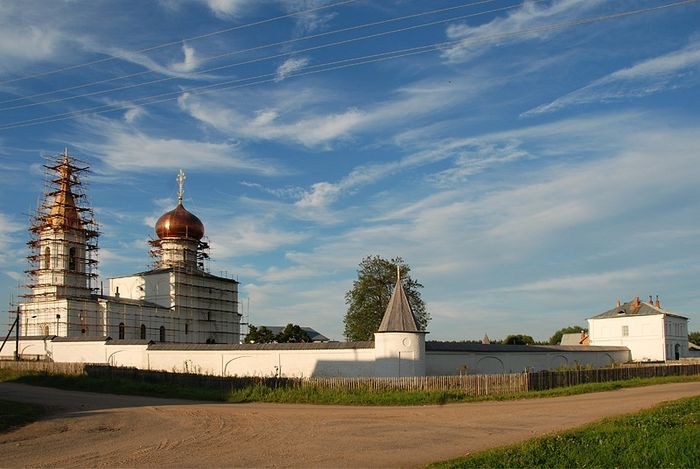 The Ascension Orsha Convent in the Tver region. On the left: the Ascension Cathedral, on the right—the abbess’ residence. 2008. Photo by Elena Filippova.