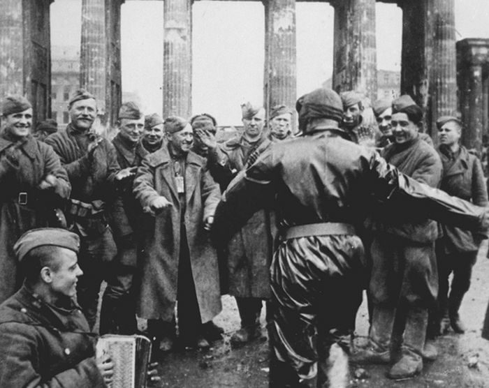 У Бранденбургских ворот. 1945. Фото: Владимир Гребнев/ТАСС