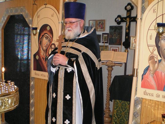 Священник Алексий Новиков в больничном храме