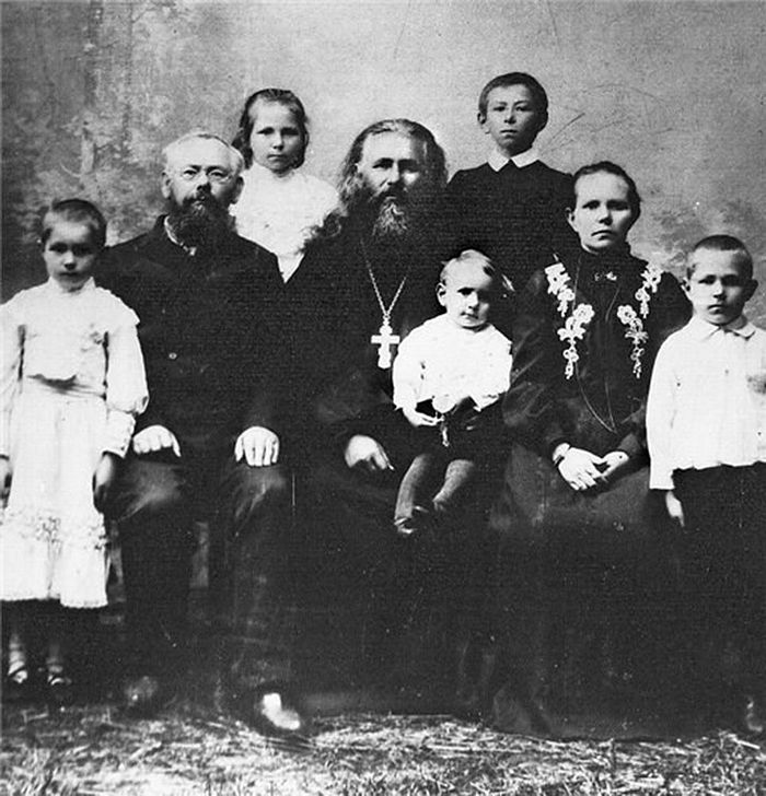Двоюродный дедушка Олега Иевлева священник Стефан Куратов в кругу семьи