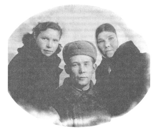 Сержант Иван Павлов с сестрами Марией и Анной. 1943 г.