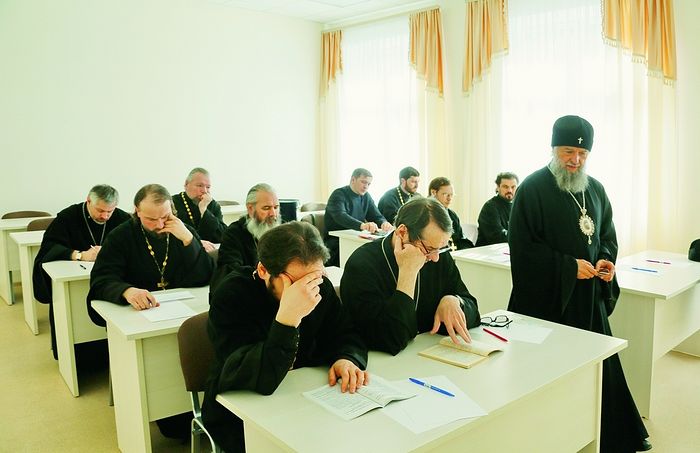 Глава митрополии принимает экзамен по катехизису у духовенства епархии