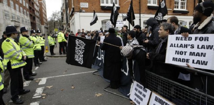 Муслимански протести у Лондону у корист увођења шеријата