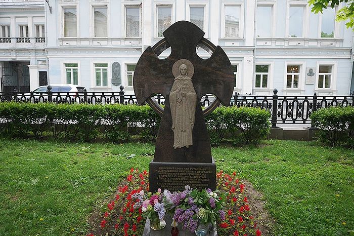 У стен монастыря стоит поклонный крест в честь покровительницы Москвы преподобной Евфросинии. Фото: Сергей Михеев/ РГ