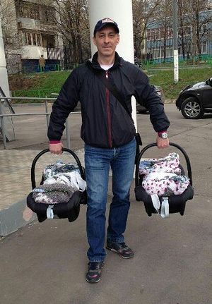 Игорь Проданов с дочерьми-двойняшками