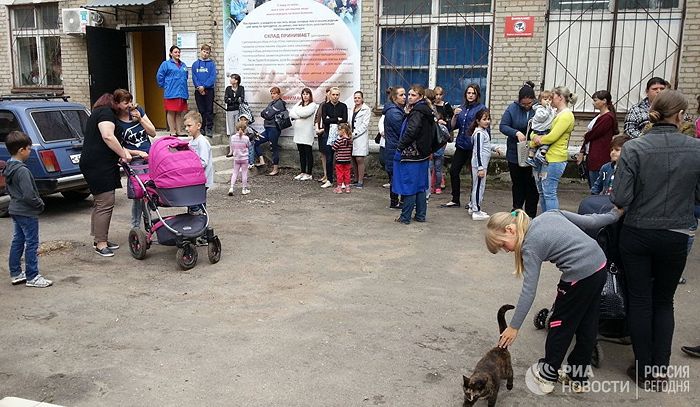 Фото: РИА Новости / Мария Шустрова. Очередь к центру гуманитарной помощи в Вязьме