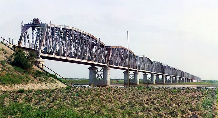 Самый длинный в Российской империи железнодорожный мост из 26 пролётов, проложенный через реку Аму-Дарью близ г. Чарджуя (ныне Туркменабад). Фото: С.М. Прокудин-Горский. 1911 г.