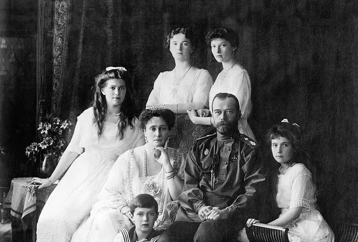 Семья Николая II: Александра Федоровна и дети — Ольга, Татьяна, Мария, Анастасия и Алексей. 1913 г.