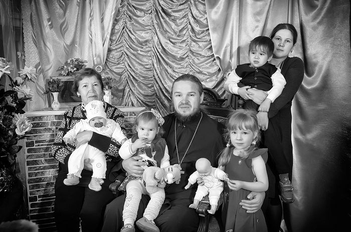 Отец Роман Заяц с семьей