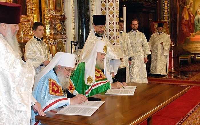 Подписание Акта о каноническом общении между Русской православной церковью и Русской православной церковью заграницей