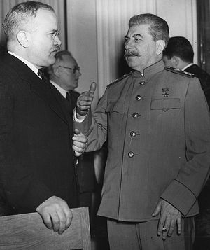 Вячеслав Молотов (слева) и Иосиф Сталин в Ялте