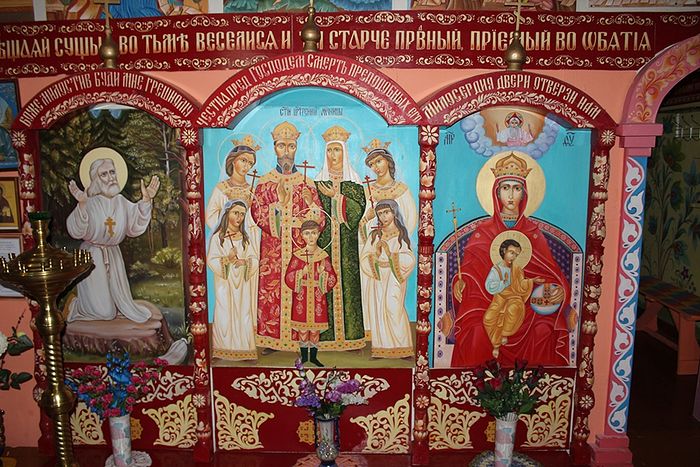 Икона святых Царственных мучеников в храме села Руч