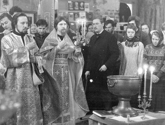 Молебен в Сретенском монастыре. Владимир Щербинин справа от иеромонаха Тихона (Шевкунова)