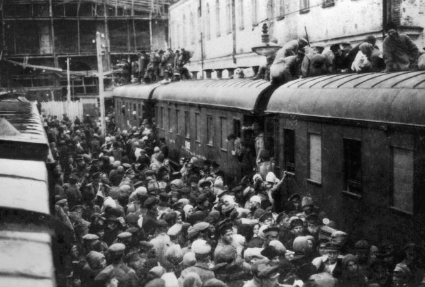 Посадка на поезд в 1918 г.