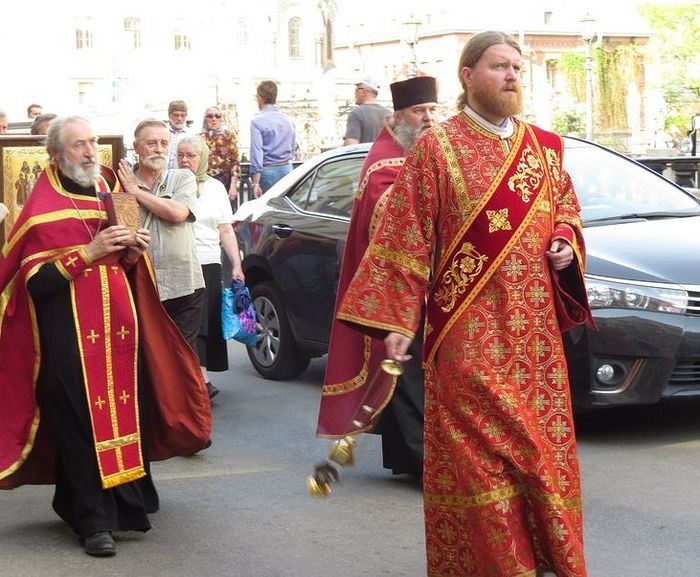 Диакон Сергий Кривовичев во время крестного хода