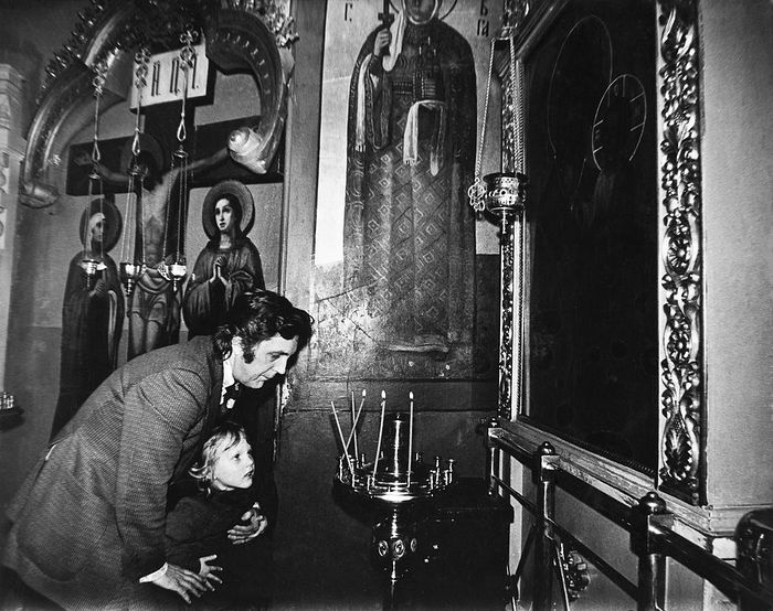 Отец и сын: Илья Сергеевич Глазунов и Иван Ильич Глазунов в храме. 1974 г.