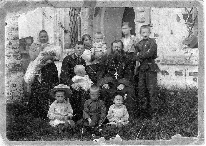 Отец Павел Малиновский в окружении детей