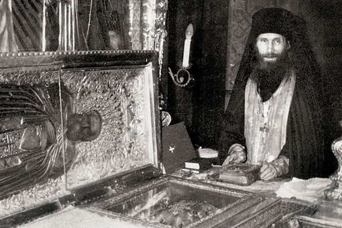 Монах Кирилл у мощей Преподобного Сергия