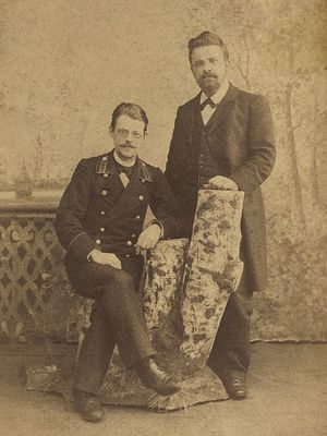 Сергей Алексеевич Артоболевский (сидит) с братом Иваном