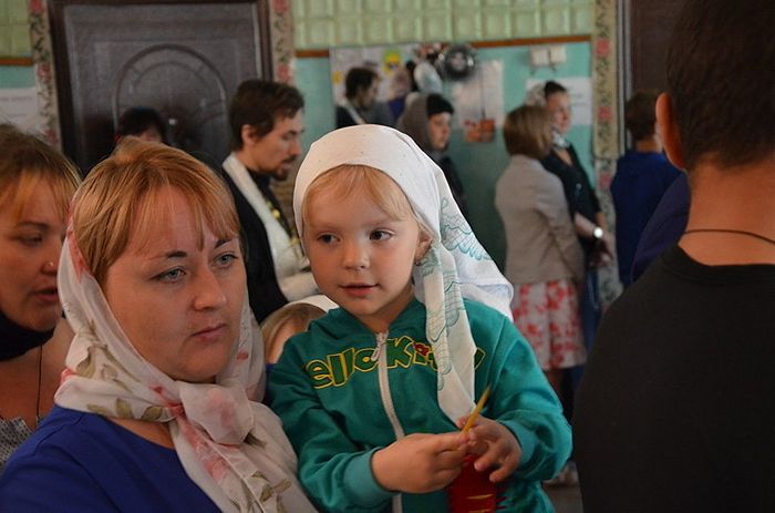 Жители села Еарасево в импровизированной церкви в местном ДК. Фото : Алексей Михеев 