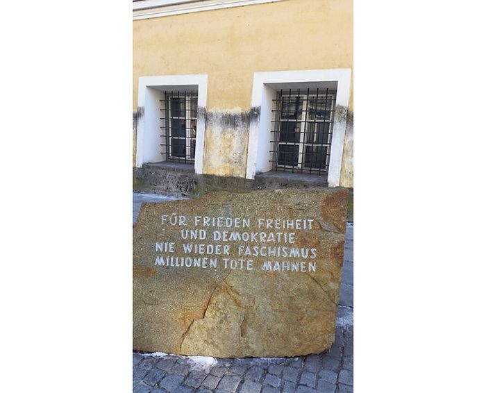 Камен из Маутхаузена испред Хитлерове куће