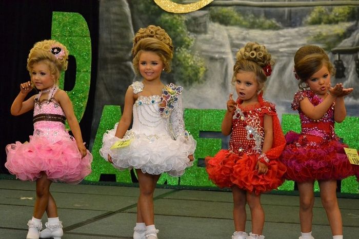 Участницы детского конкурса красоты