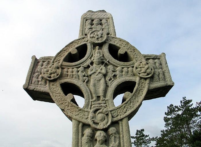 Копия 'креста Писания' в Клонмакнойсе (фото с сайта 'Saints and Stones')