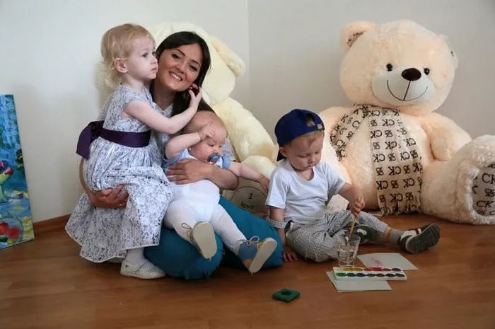 Елена Пискарева с детьми Таней, Колей и Лешей