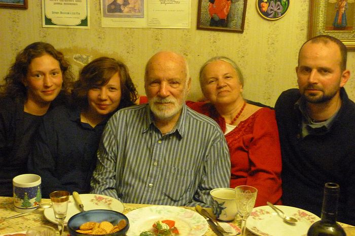 Виктор Николаевич Тростников с дочерью и внуками