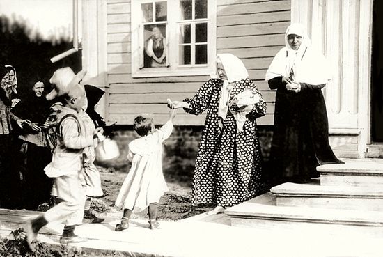 Blessed Parasceva at the porch of her cell. Beginning of th 20th C. Photo: nne.ru