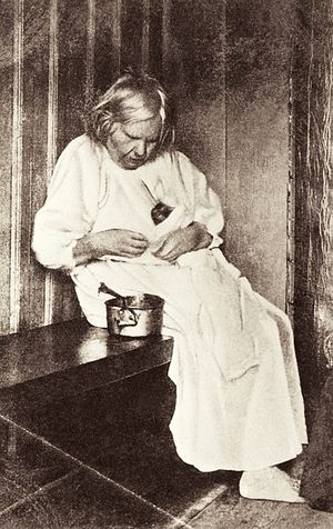 Blessed Prascovia Ivanovna with a kitten. Beginning of the 20th C. Photo: nne.ru