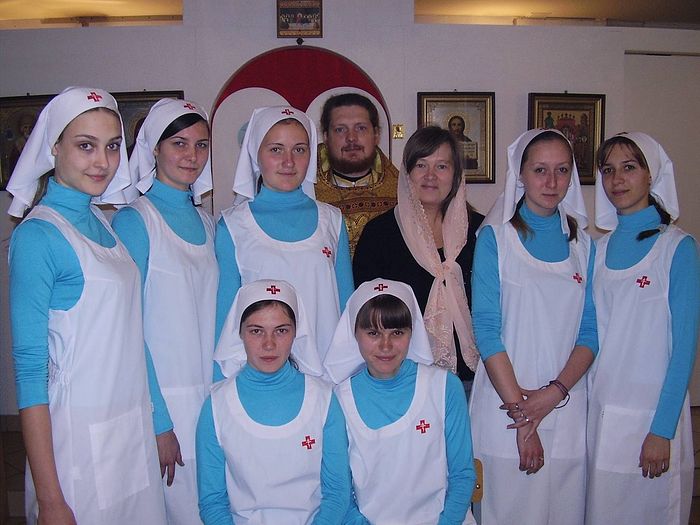 Воспитанницы вместе с настоятелем храма и директором училища отцом Сергием Кляевым