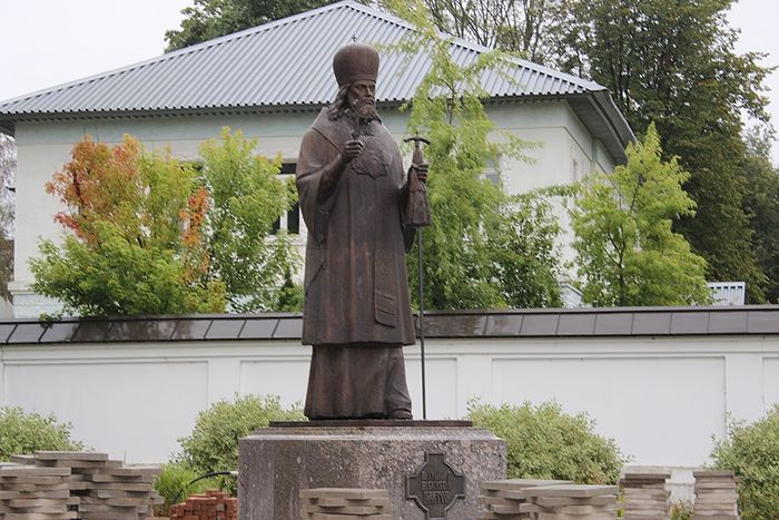 Памятник митрополиту Московскому Платону - основателю Вифанских монастыря и семинарии