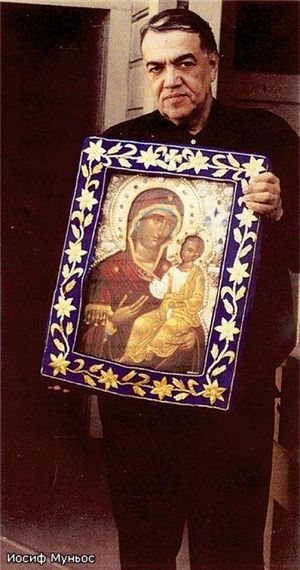 Иосиф Муньос-Кортес c чудотворной иконой Божией Матери «Иверская-Мироточивая Монреальская»