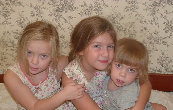 Дуня Пущаева (справа) с сестрами