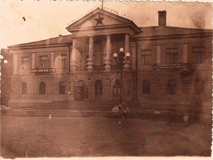 Здание управления Карлага в поселке Долинка. Фото с сайта shahtinsklib.kz и из архива Музея памяти жертв политических репрессий