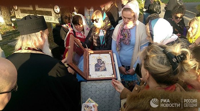 Гавайская икона у могилы брата Иосифа. 28 октября 2017. Фото: РИА Новости / Дмитрий Злодорев 