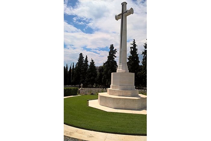 Крест в конце аллеи кладбища в Салониках