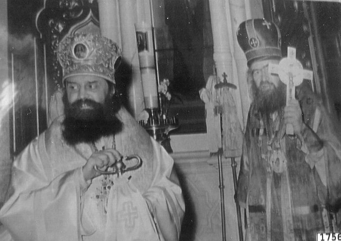 Епископ Женевский Антоний (Бартошевич) (слева) после своей хиротонии собором архиереев во главе с архиепископом Западно-Европейским Иоанном (Максимовичем) (справа). Женева, 1957 год