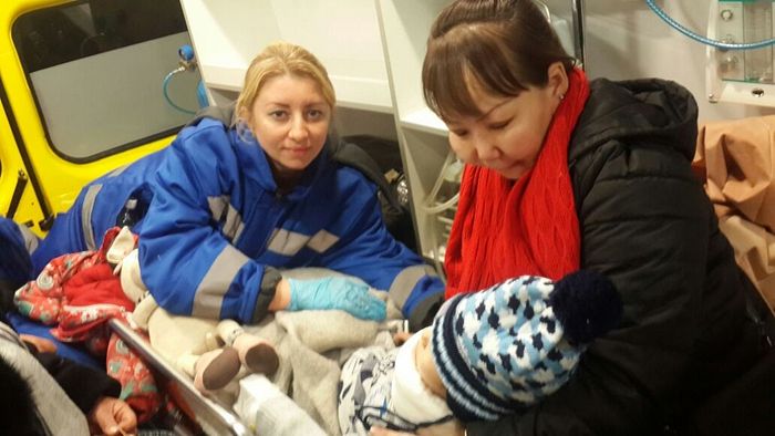 Жасмину Леонтьеву везут в детскую краевую больницу в сопровождении мамы. Фото: todaykhv.ru