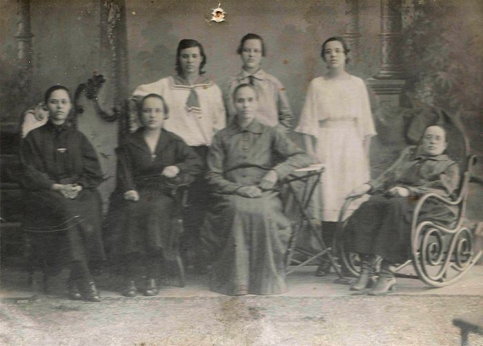 Семья Ивановых (в центре мама – Елизавета Алексеевна)