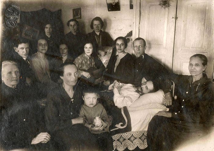 В доме Ивановых всегда было много гостей (в центре мученик Федор Тобольский).