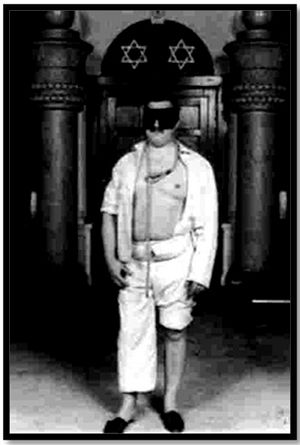 Изображение кандидата на вступление в масонство. Согласно масонским правилам, его заставляют оголить левую ногу и левую часть груди и надевают на шею петлю